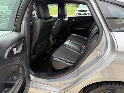 2017 Chrysler 200, $10743. Photo 6