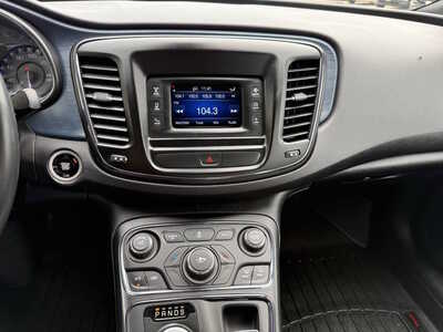 2017 Chrysler 200, $10743. Photo 8