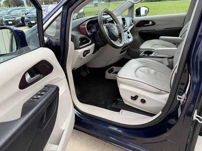 2017 Chrysler Pacifica, $15430. Photo 5