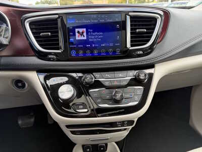 2017 Chrysler Pacifica, $15430. Photo 9