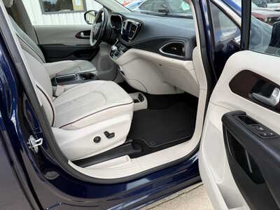 2017 Chrysler Pacifica, $15430. Photo 12