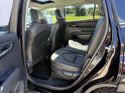 2021 Toyota Highlander, $27778. Photo 6