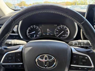 2021 Toyota Highlander, $27778. Photo 8