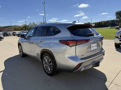 2021 Toyota Highlander, $35975. Photo 3