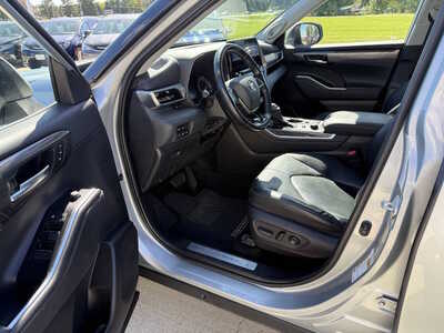2021 Toyota Highlander, $35975. Photo 5