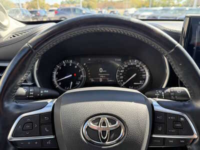 2021 Toyota Highlander, $35975. Photo 8