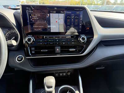2021 Toyota Highlander, $35975. Photo 9