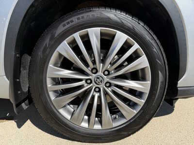 2021 Toyota Highlander, $35975. Photo 11
