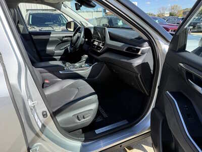 2021 Toyota Highlander, $35975. Photo 12
