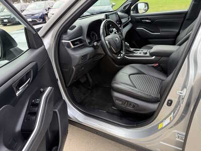 2021 Toyota Highlander, $30948. Photo 5