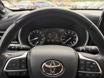 2021 Toyota Highlander, $30948. Photo 8