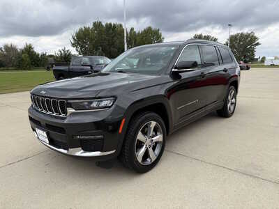 2022 Jeep Grand Cherokee L, $29887. Photo 2