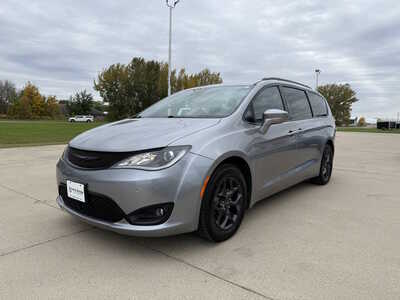 2018 Chrysler Pacifica, $12656. Photo 2