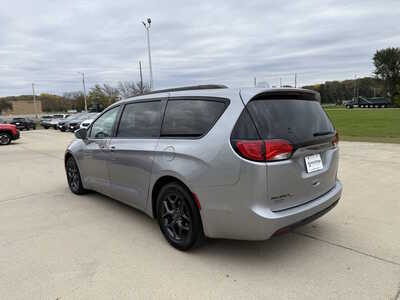 2018 Chrysler Pacifica, $12656. Photo 3