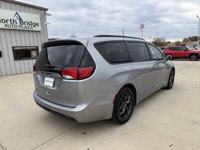 2018 Chrysler Pacifica, $12656. Photo 4