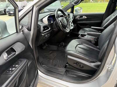 2018 Chrysler Pacifica, $12656. Photo 5