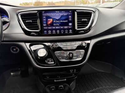 2018 Chrysler Pacifica, $12656. Photo 9