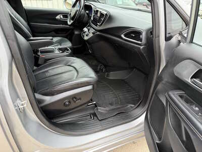 2018 Chrysler Pacifica, $12656. Photo 12