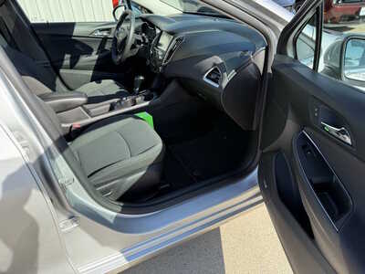 2016 Chevrolet Cruze, $9790. Photo 11
