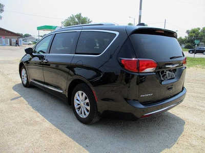 2018 Chrysler Pacifica, $10795. Photo 3