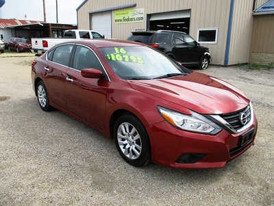 2016 Nissan Altima, $10795. Photo 2