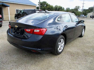 2017 Chevrolet Malibu, $9495. Photo 4