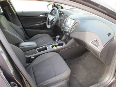 2017 Chevrolet Cruze, $6995. Photo 5