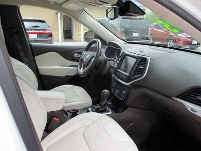 2018 Jeep Cherokee, $12995. Photo 5