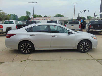 2018 Nissan Altima, $9995. Photo 4