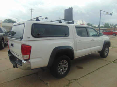 2017 Toyota Tacoma, $19995. Photo 5