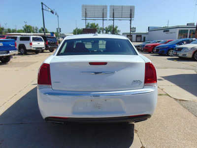 2016 Chrysler 300, $12995. Photo 6