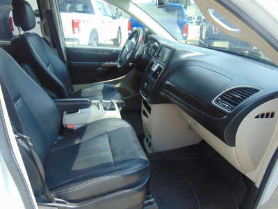 2016 Chrysler Town & Country, $10995. Photo 10