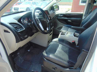 2016 Chrysler Town & Country, $10995. Photo 11