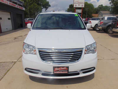 2016 Chrysler Town & Country, $10995. Photo 2