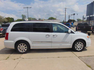 2016 Chrysler Town & Country, $10995. Photo 4