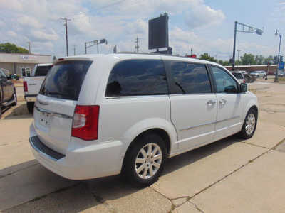 2016 Chrysler Town & Country, $10995. Photo 5