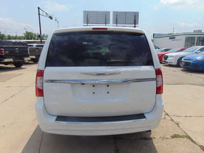 2016 Chrysler Town & Country, $10995. Photo 6
