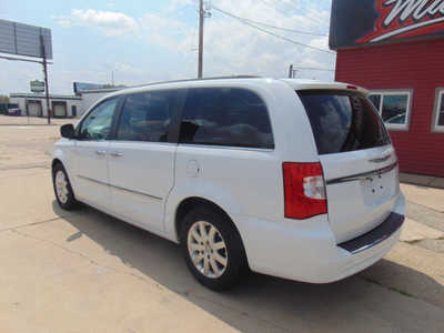 2016 Chrysler Town & Country, $10995. Photo 7