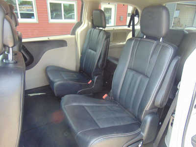 2016 Chrysler Town & Country, $10995. Photo 9