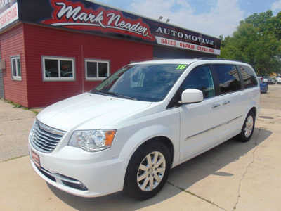 2016 Chrysler Town & Country, $10995. Photo 1