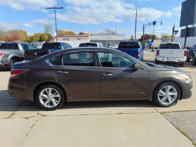 2015 Nissan Altima, $9995. Photo 4