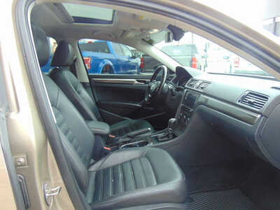 2016 Volkswagen Passat, $8995. Photo 10