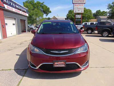 2018 Chrysler Pacifica, $8995. Photo 2