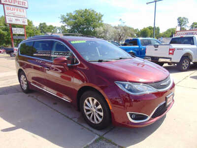 2018 Chrysler Pacifica, $8995. Photo 3