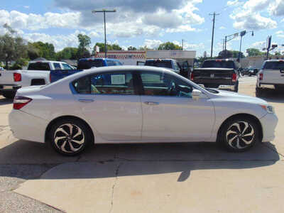 2016 Honda Accord, $12995. Photo 4
