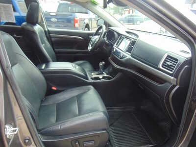 2017 Toyota Highlander, $16995. Photo 11