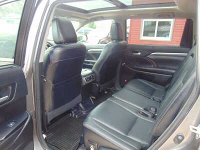 2017 Toyota Highlander, $16995. Photo 9
