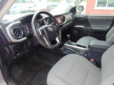 2017 Toyota Tacoma, $21995. Photo 11