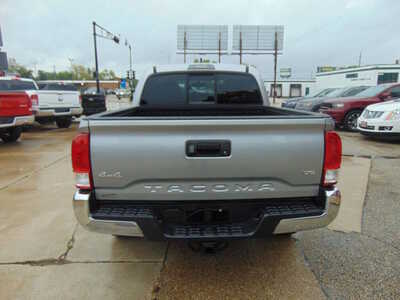 2017 Toyota Tacoma, $21995. Photo 6