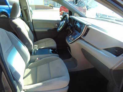 2017 Toyota Sienna, $10995. Photo 11